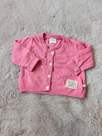 Gilet tricoté couleur rose framboise de la marque kanz en taille 3 mois