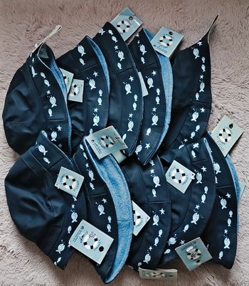 Lot 10 chapeaux enfant T50 – style bob plage – L'enfant et la mer – Neufs