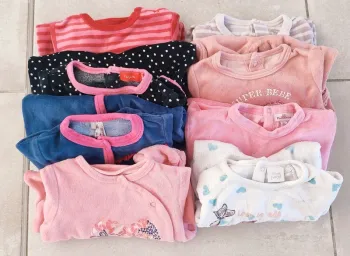 Lot de 8 pyjamas velours fille 6 mois en excellent état