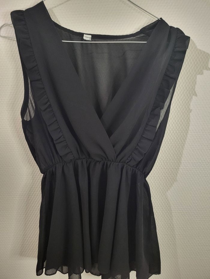 Haut noir effet cache coeur & volanté