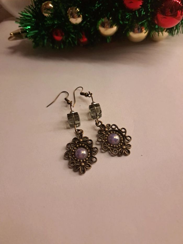 Boucles d'oreilles pendante violet et bronze - photo numéro 2