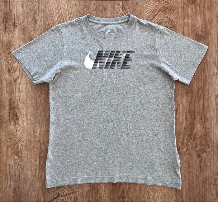 T.shirt gris manches courtes Nike pour enfant, taille L (147/158 cm = 11/13 ans) - photo numéro 2