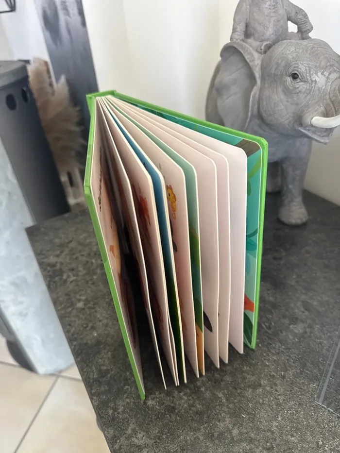 Magnifique livre mon imagier des animaux à toucher 25 matières 100 animaux neuf - photo numéro 2