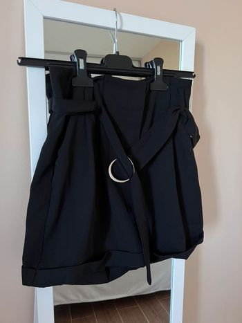 Short ceinturé noir taille haute