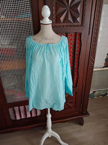 Haut turquoise à manches longues.