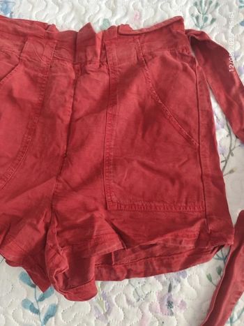 Short fluido de tiro alto de color granate