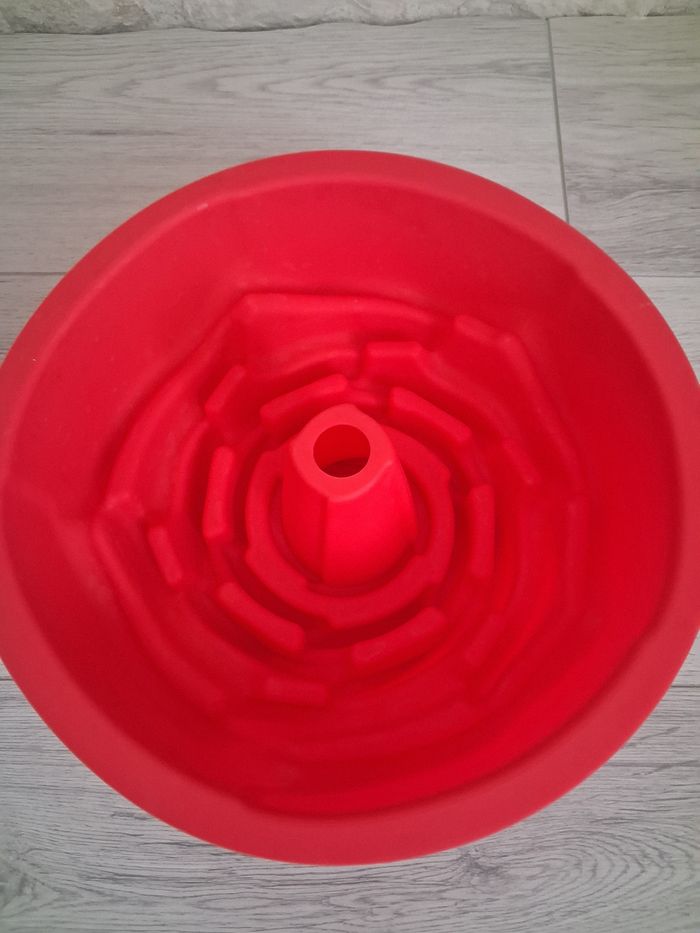 Moule en silicone rouge "Fleur" en tres bon etat - photo numéro 2