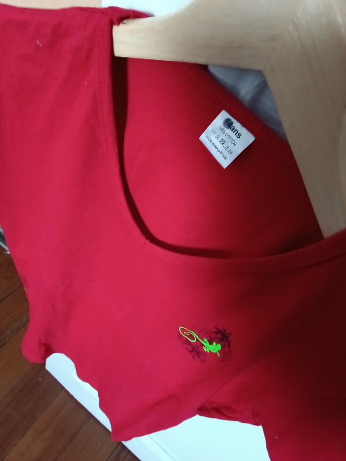 Tee-shirt rouge et multicolore - photo numéro 2