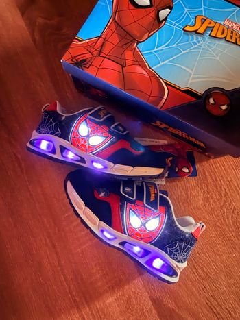 Basket Spiderman avec yeux lumineux T26 - Marvel neuf 
