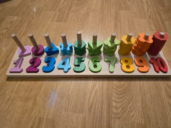 Jeux en bois avec chiffres et formes
