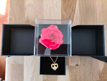 Coffret rose éternelle rouge collier coeur doré