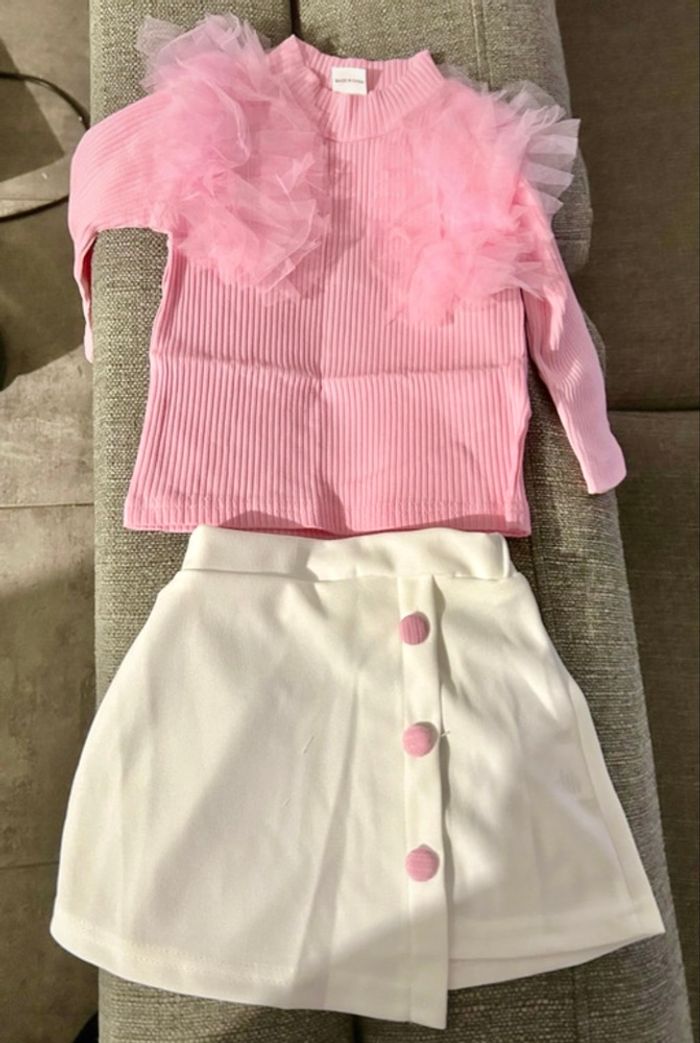 Ensemble pull rose jupe blanche