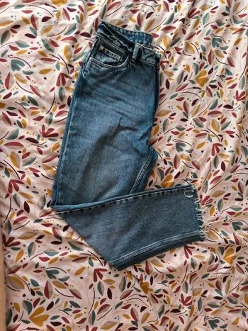Jeans bleu légèrement délavé
