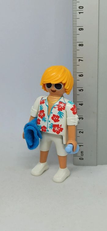 Homme avec serviette et crème solaire playmobil