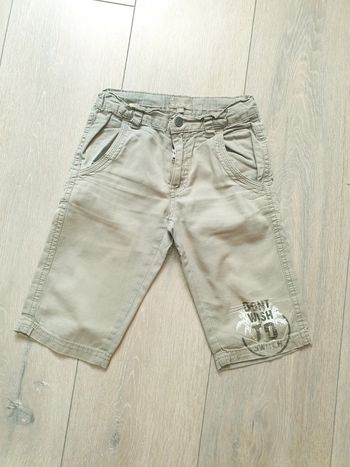 Short vert clair/kaki. Garçon  4 ans  marque In extenso