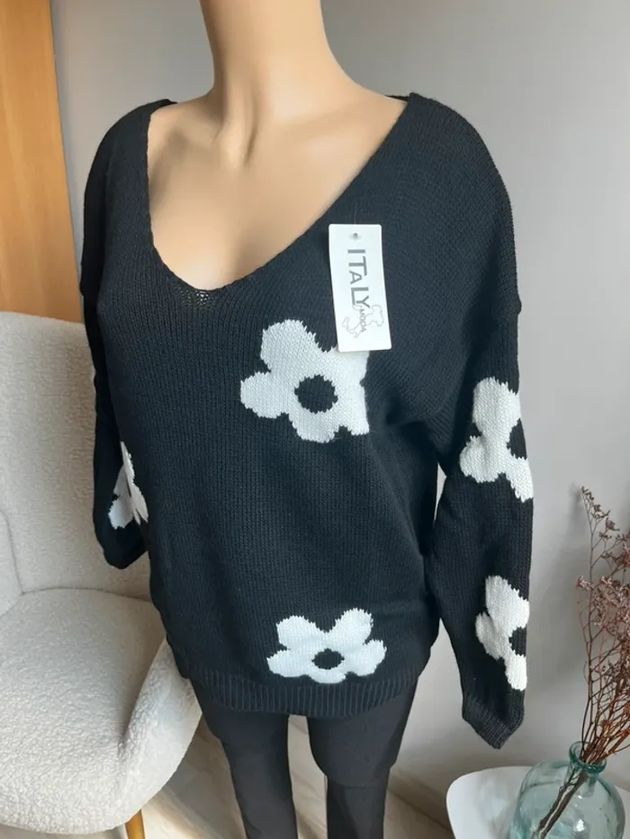 Pull noir avec marguerites blanches - photo numéro 2