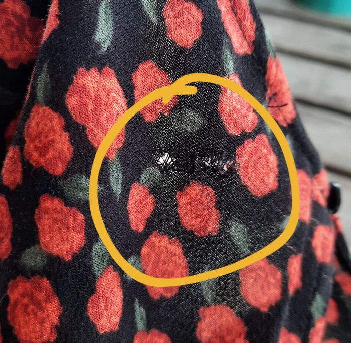 Robe noire à fleurs rouges Pull&Bear,taille L - photo numéro 4