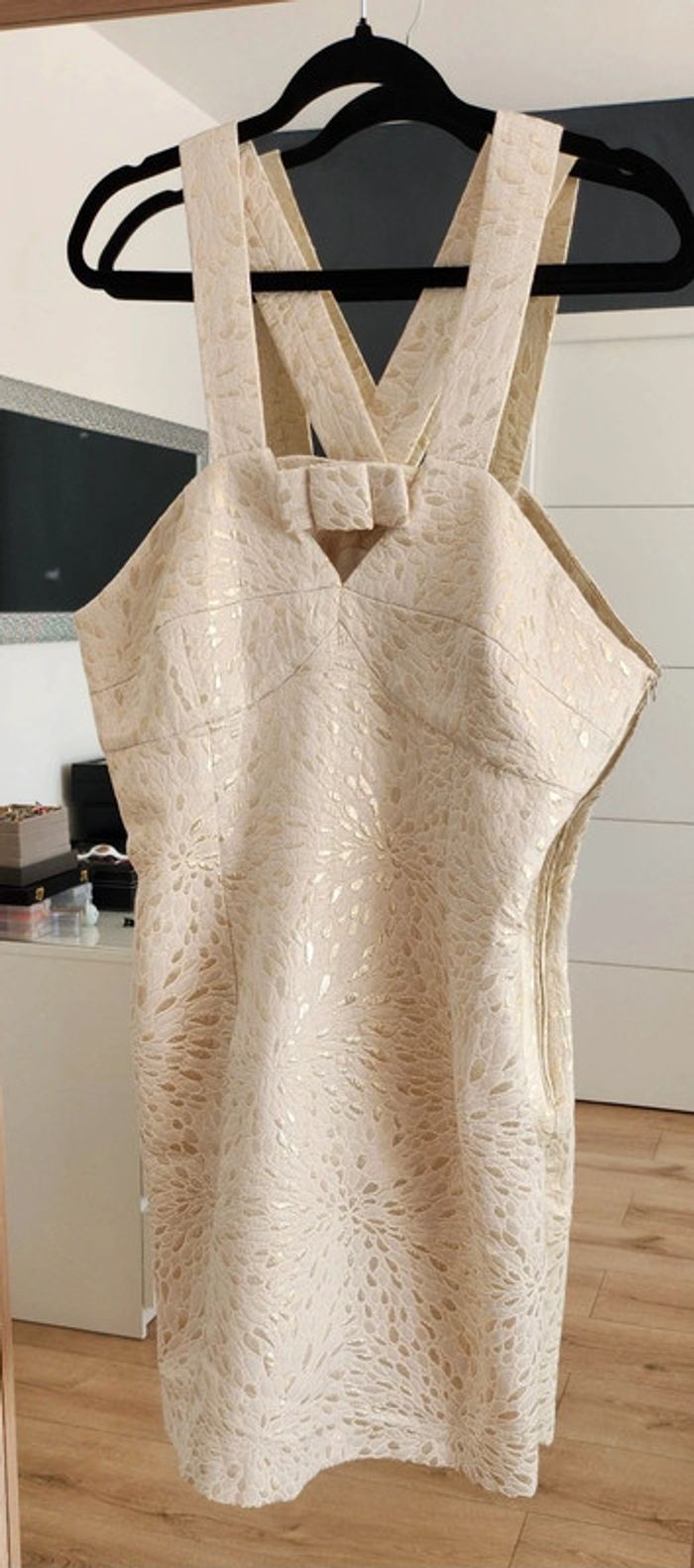 Robe bretelles fourreau crème doré taille 42 Naf Naf