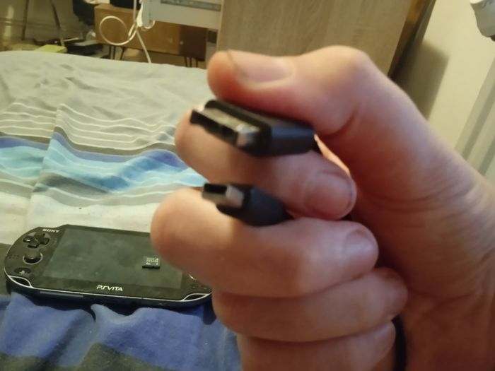 Psvita avec chargeur et carte mémoire - photo numéro 3
