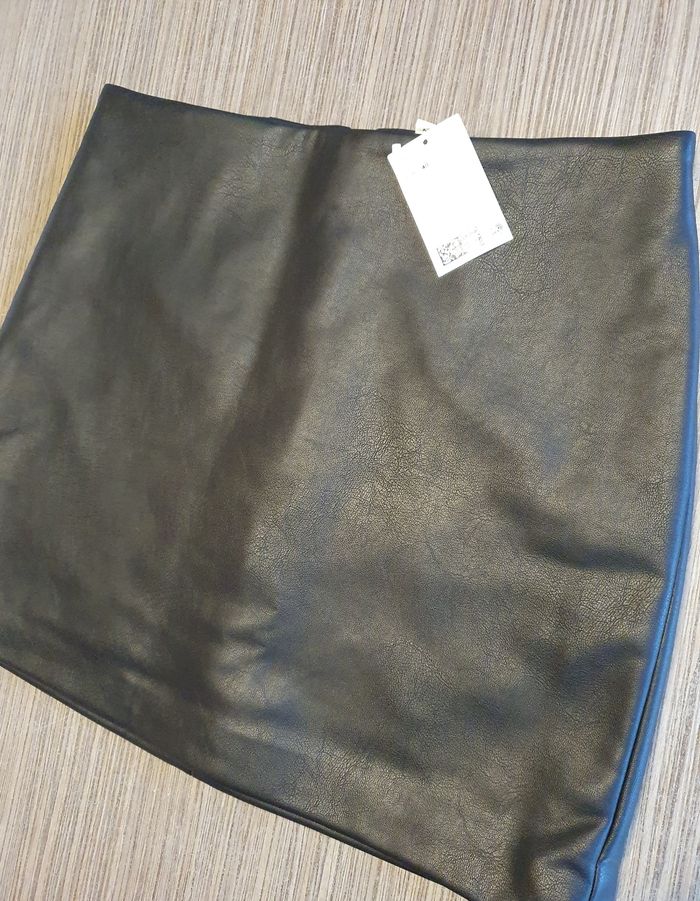 Magnifique Mini-Jupe en simili H&M 🖤 - photo numéro 2
