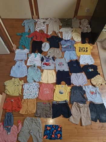 donne lot de vêtements de bébé
