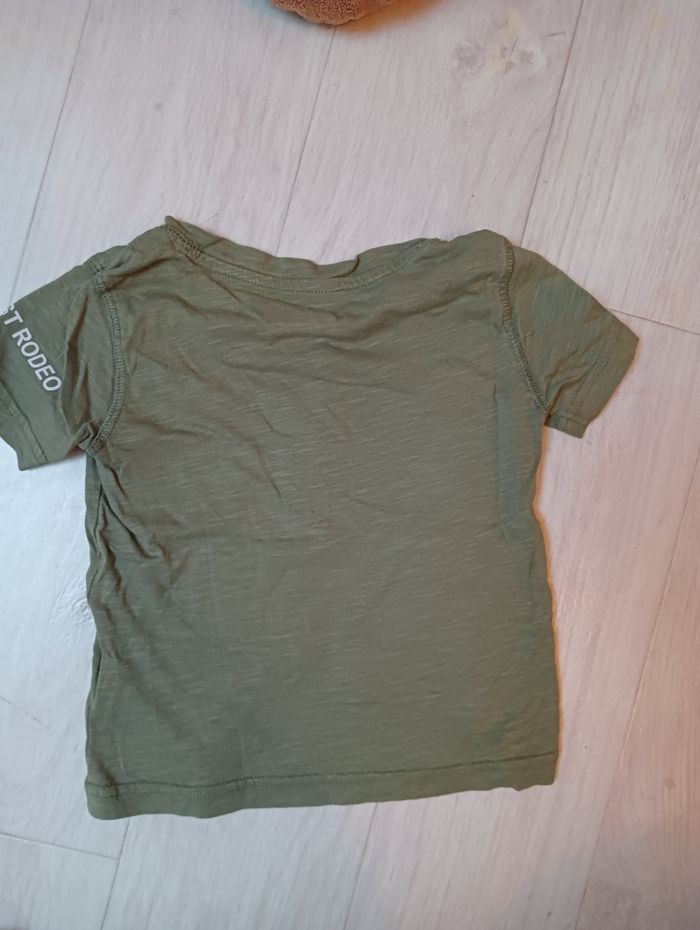 Lot 2 t-shirts 2 ans " U Essentiel" - photo numéro 7