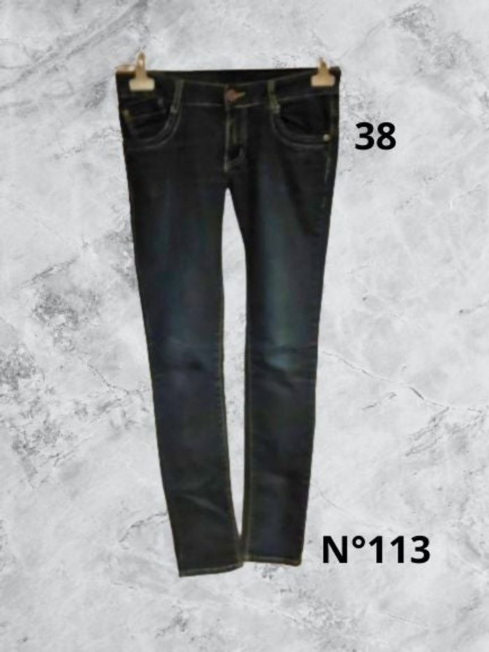 N°113 Jean bleu foncé T38. Taille basse, coupe slim.