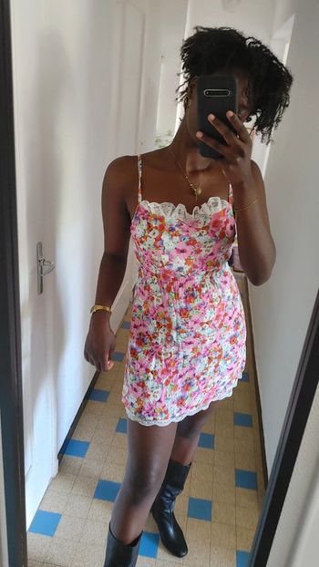 Mini robe estivale dentelle rose blanc motif fleuri floral