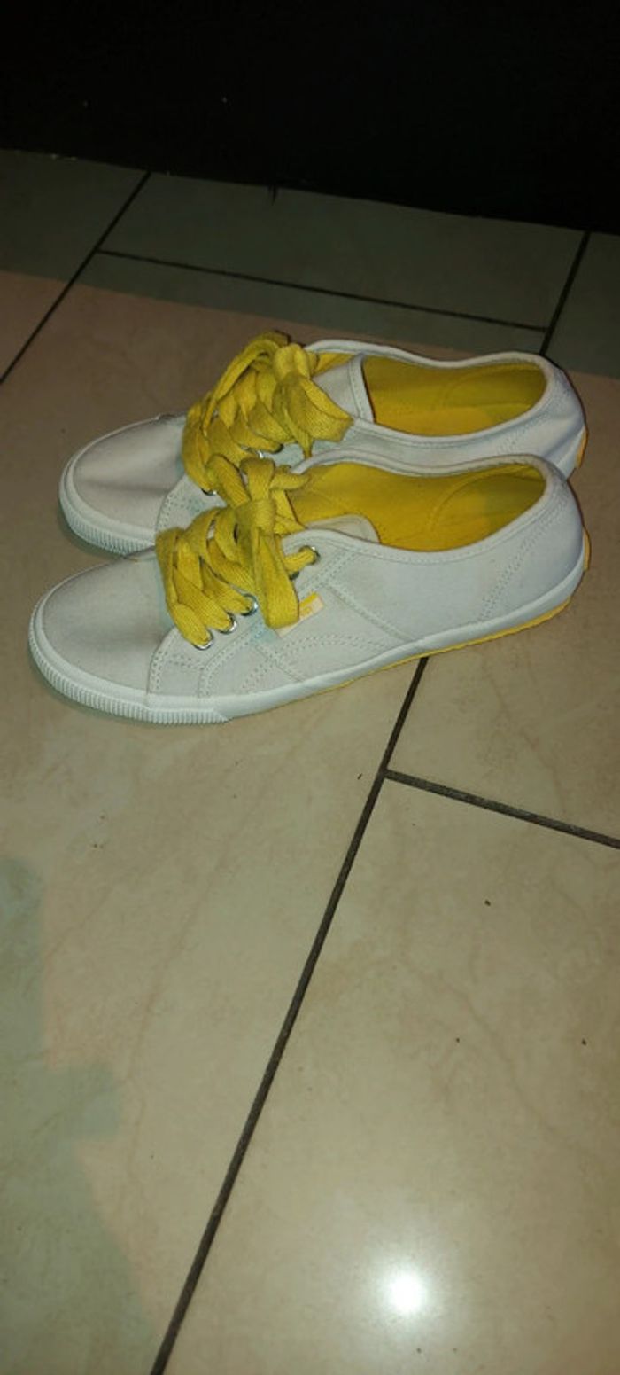 👟 Baskets Esprit blanches à lacets jaunes – Pointure 40 - photo numéro 3