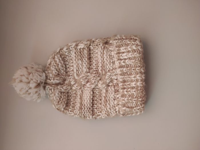 Bonnet effet tricoté blanc et beige à pompon neuf pour femmes - photo numéro 2