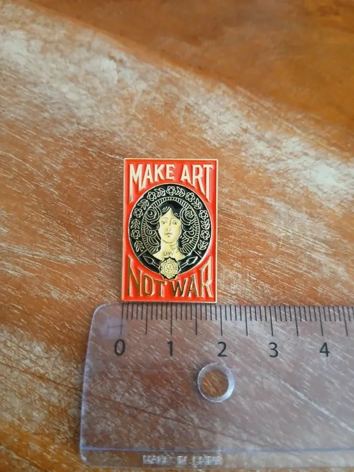 Pin's Obey "Faire de l'art pas la guerre" - photo numéro 4
