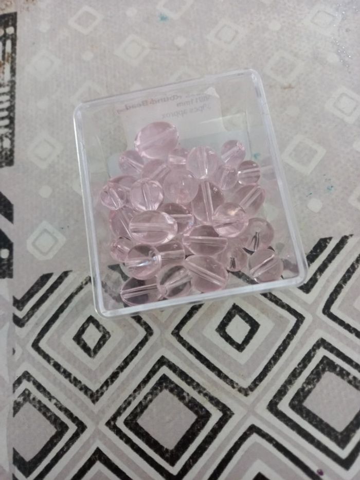 Lot de perles en verre rose