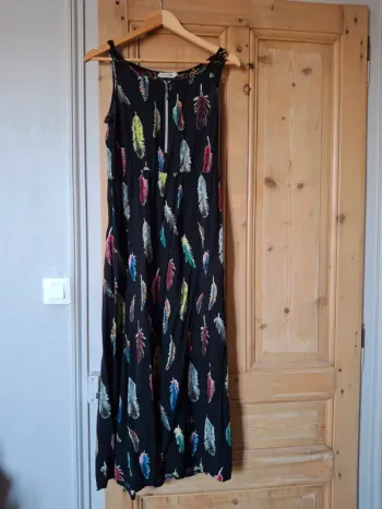 Robe noire longue avec dessins plumes multicolore