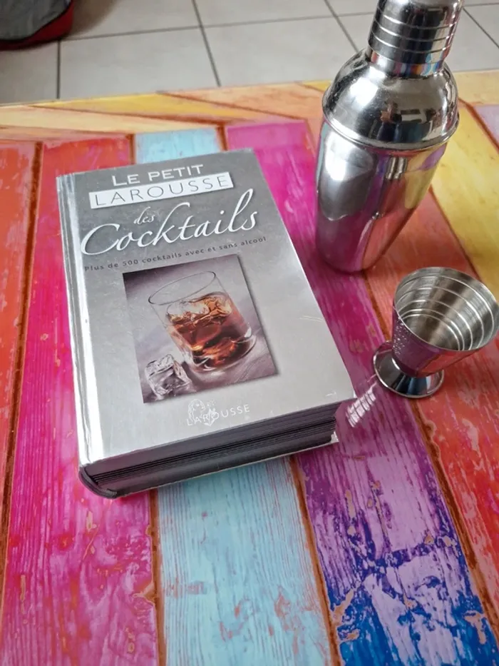 Le petit larousse des cocktails avec verre mesureur et shaker