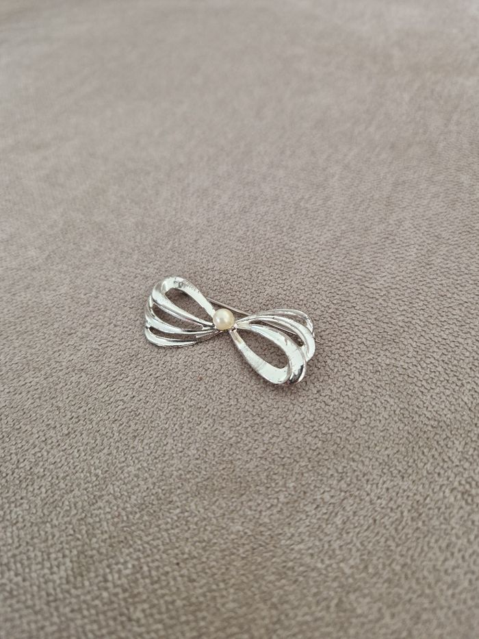 Broche vintage argenté motif noeud avec sa perle - photo numéro 3
