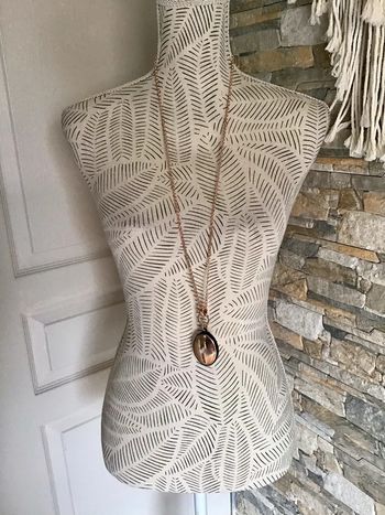 Jolie sautoir avec pendentif ovale dorée rosée et noir de 4,5 cm long