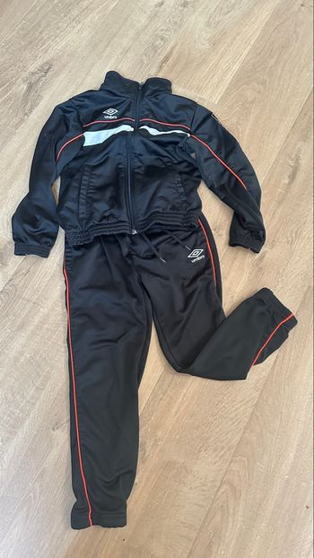🍃 Ensemble noir – Umbro – Taille 126 cm – Très bon état