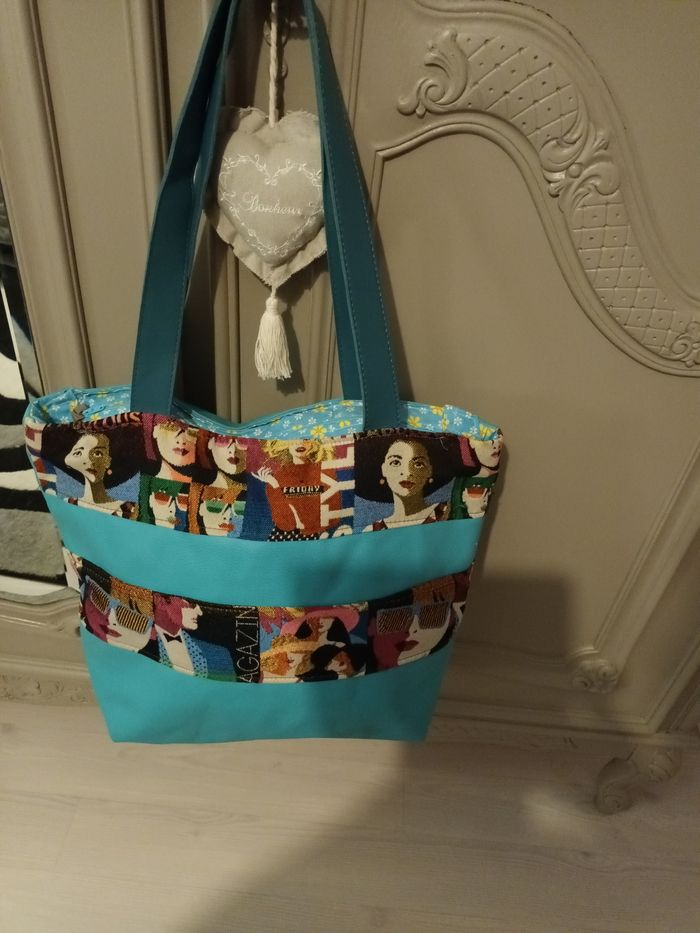 Sac bleu en simili cuir et tissu