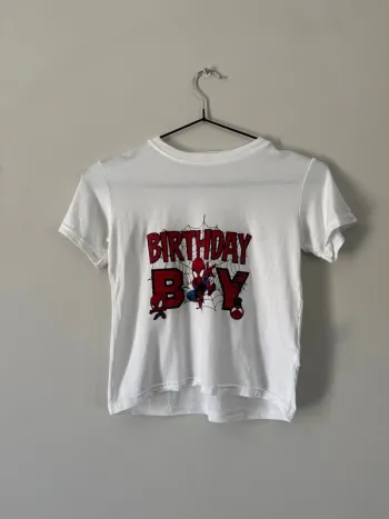 👕 T-shirt «  birthday boy » Spiderman - garçon -110 cm - très bon état