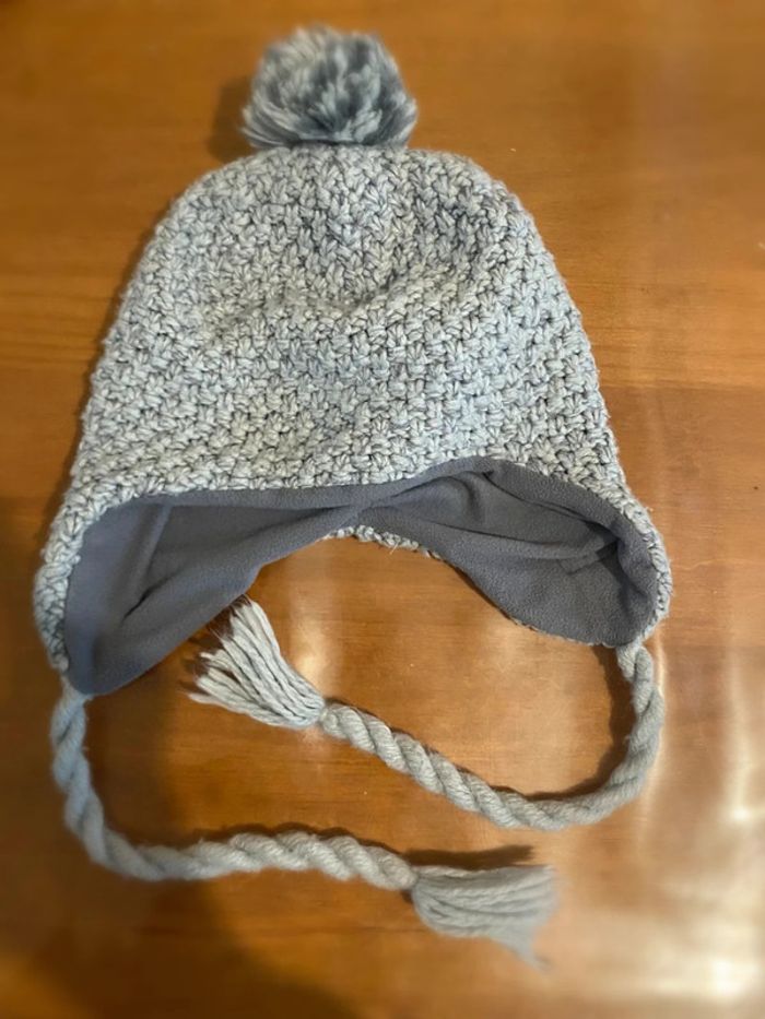 Jolie bonnet gris avec ponpon