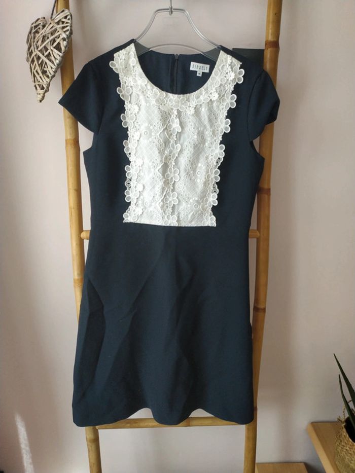 Robe Marine détail blanc fleurs