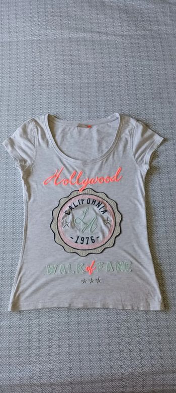 T-shirt avec inscription rose fluo devant