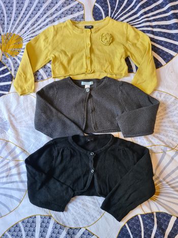 3 gilets. 18 mois. Kiabi,  obaîbi.  Noir.  Gris.  Jaune 