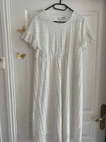 Robe blanche maternité