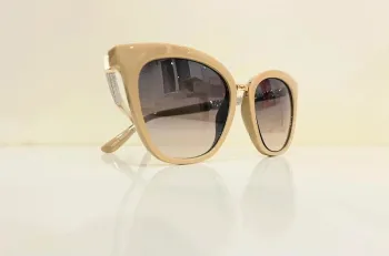 Lunette de soleil femme beige style cats bras en strass UV protection catégorie 2