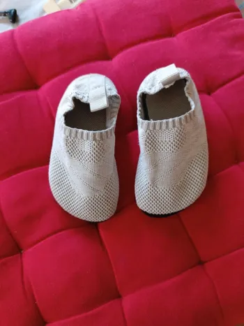 Chaussons gris élastiques 22