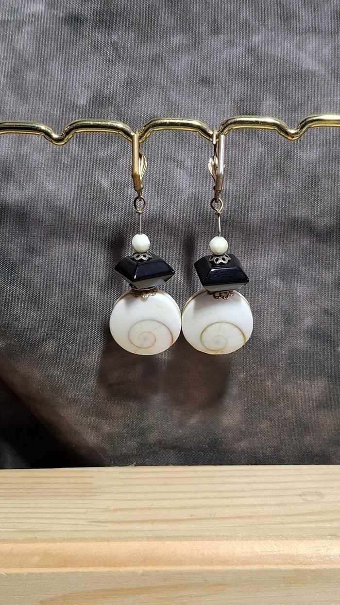 Boucles d’oreille œil de Sainte Lucie cristal noir look rétro - photo numéro 4