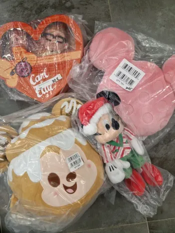 Lot 4 articles - destockage profitez en prix incroyable . Disney