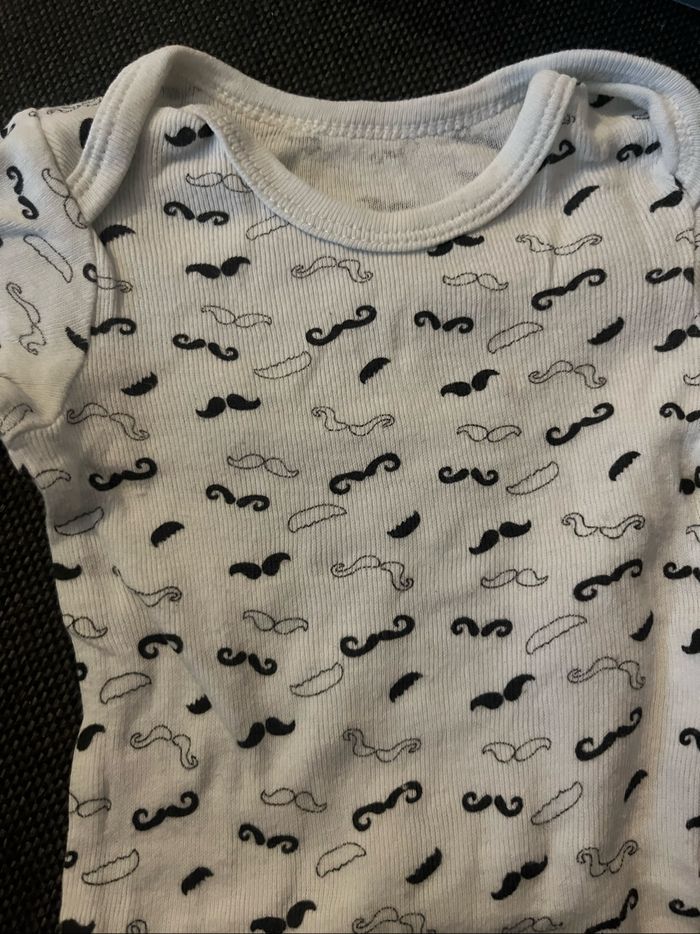 Body moustaches 1 mois - photo numéro 2