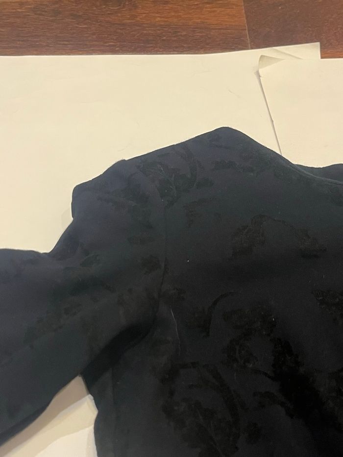 Robe longue noir avec des fleurs en velours manches courtes french connection taille S/36 - photo numéro 9